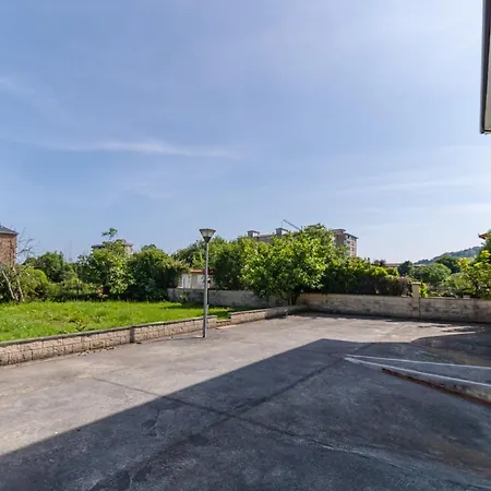 Privados Con Jardín Y Barbacoa Compartida En Apartamento