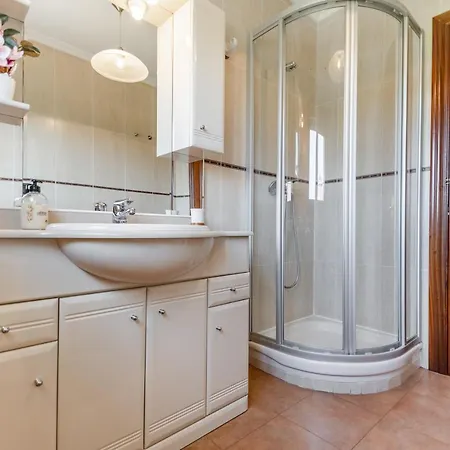 Privados Con Jardín Y Barbacoa Compartida En Apartamento