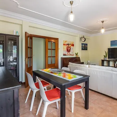 Privados Con Jardín Y Barbacoa Compartida En *