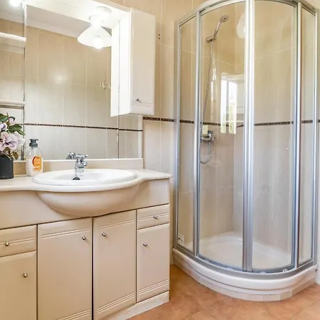 Privados Con Jardín Y Barbacoa Compartida En *